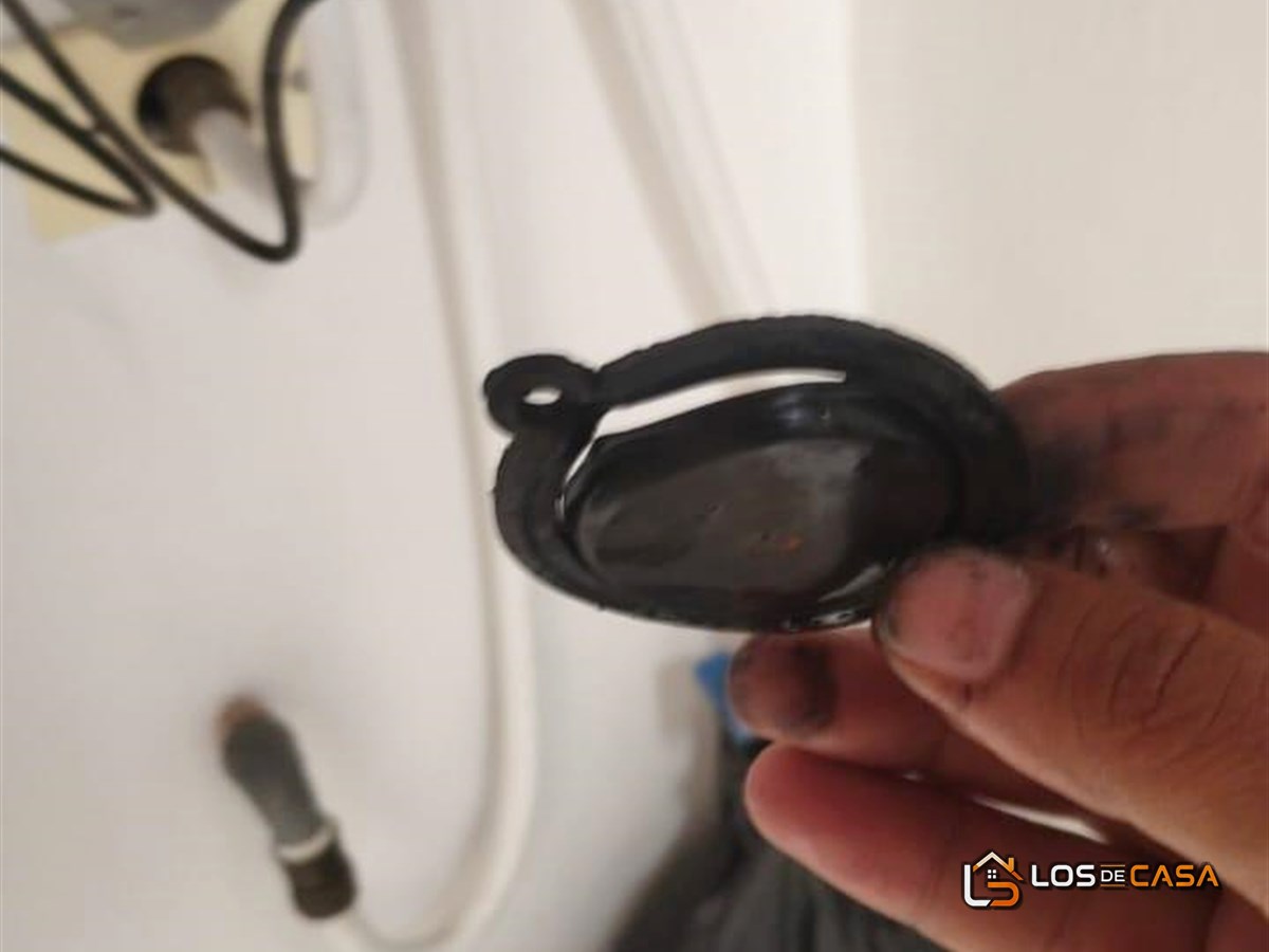Membrana vieja de un calentador de paso a gas, deformada y vencida, retirada durante la reparación en Laureles